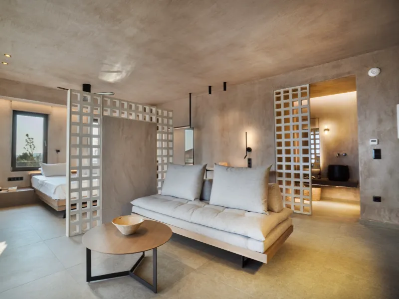 Wohnzimmer der Suite mit Panorama-Meerblick