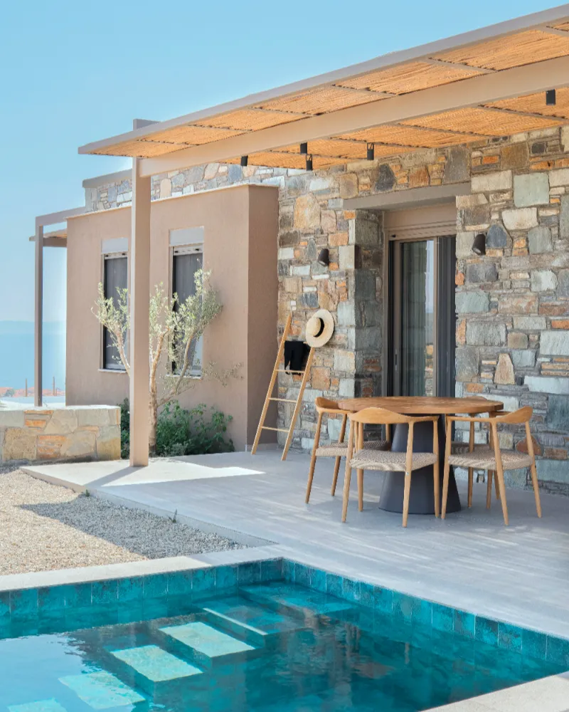 Terrasse der One Bedroom Suite mit beheiztem Pool und Meerblick Sithonia